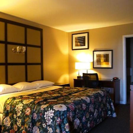 Relax Inn Watertown واتيرتاون المظهر الخارجي الصورة