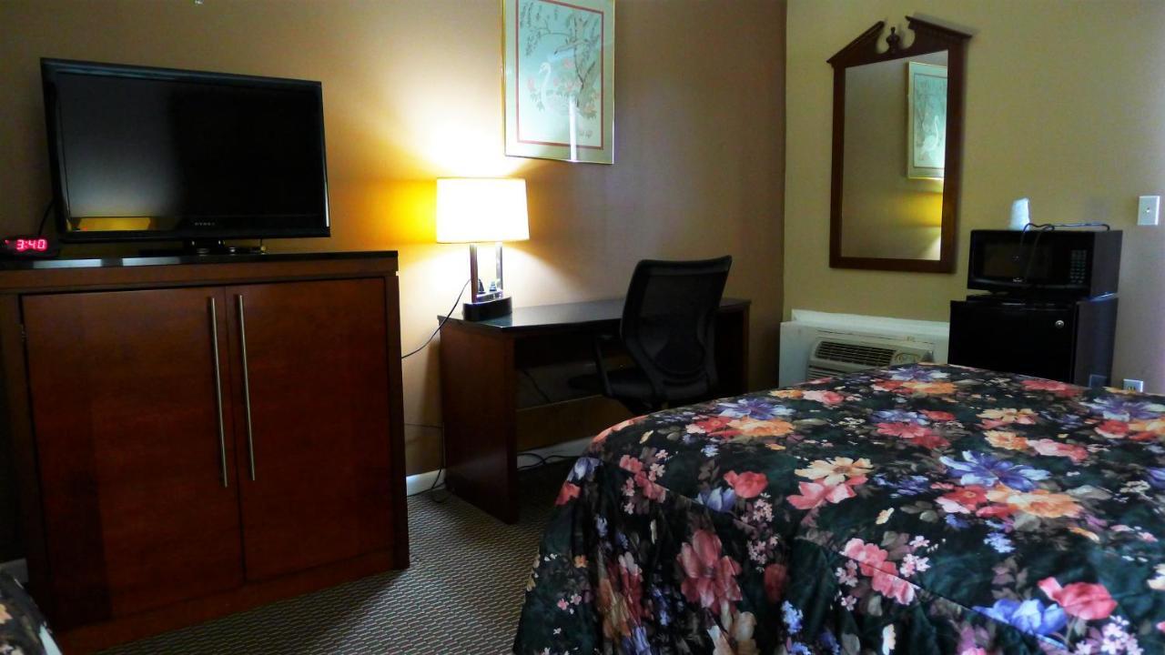 Relax Inn Watertown واتيرتاون المظهر الخارجي الصورة